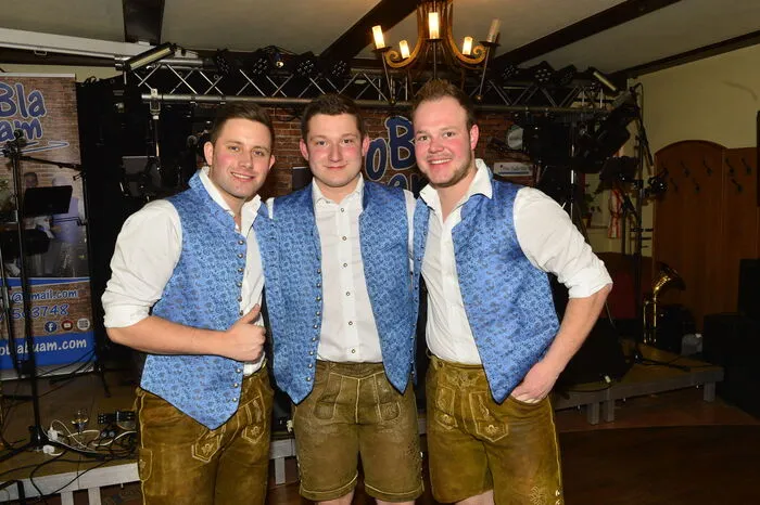 Besucher und Gastgeber präsentierten sich in fescher Tracht.
