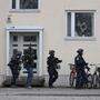 Polizisten am Tatort – einer Schule in Finnland