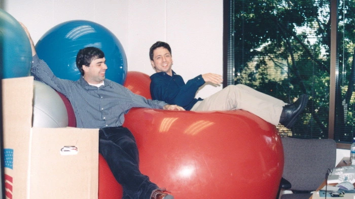 Larry Page und Sergej Brin: Am 4. September 1998 gründete das Duo Google. Schon ein Jahr zuvor sicherten sie sich die Adresse www.google.com. Google selbst feiert den Geburtstag übrigens immer erst am 27. September. An diesem Tag startete 1998 die Suchmaschine offiziell.