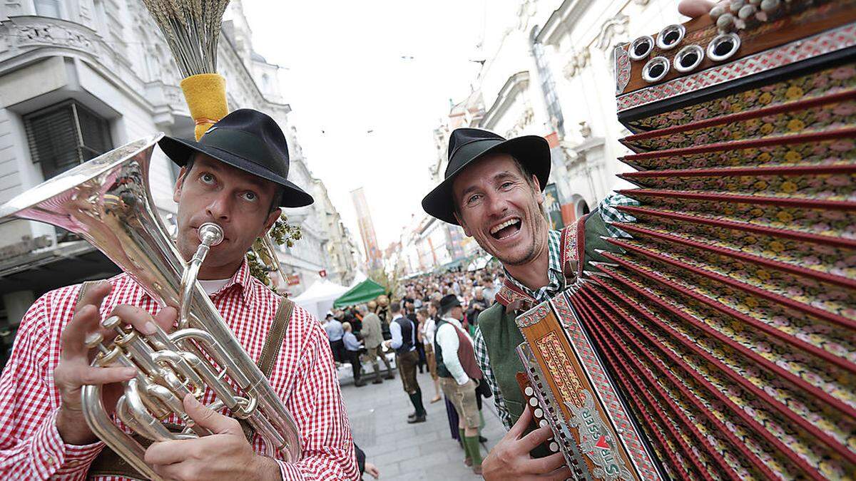 Auch am Sonntag spielt es sich in der Grazer Innenstadt ab.