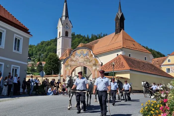 An der Wallfahrtskirche, wo die Pferde seit 20 Jahren gesegnet werden, musste der Almabtrieb wegen einer Hochzeit vorbeiziehen.