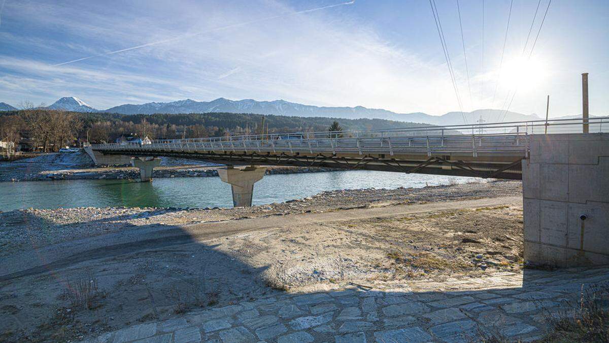 Das Geländer der Brücke muss wieder abgerissen werden	