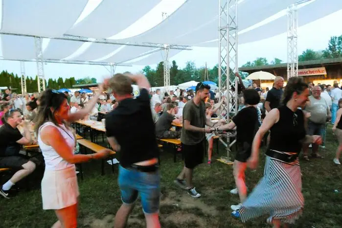 Die Freiwillige Feuerwehr unter dem Kommando von Stefan Anner veranstaltete das alljährliche Dorffest, zu dem es heuer mehr als 1000 Gäste zog. Das urige und ländliche Event unter freiem Himmel bei herrlichem Wetter war ein voller Erfolg.