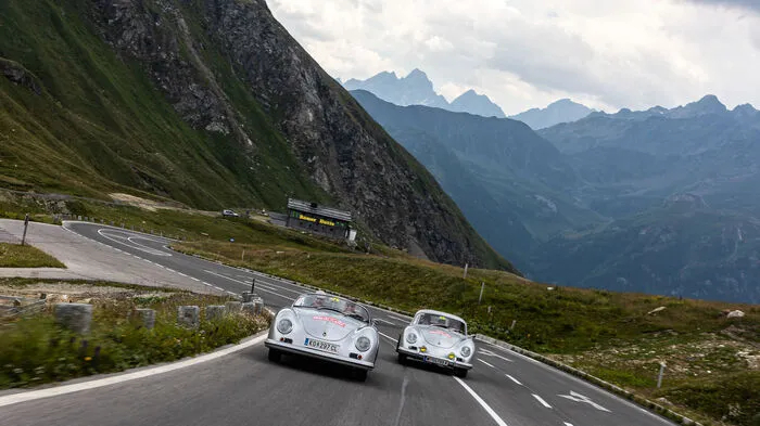 Zwei Porsche im Kopf-an-Kopf-Rennen
