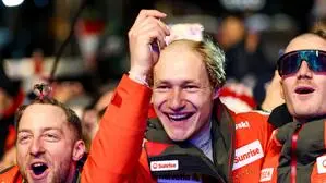 Ja, das ist Marco Odermatt (Mitte)