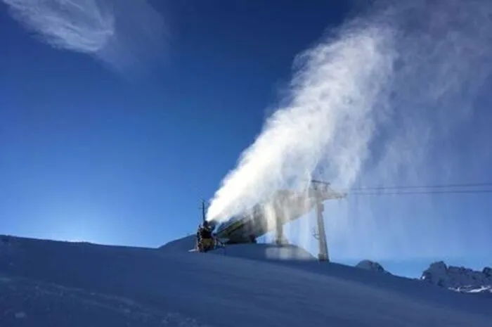 Auf dem Hauser Kaibling wird schon mit Schneekanonen nachgeholfen . . .