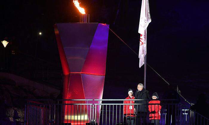 Bundespräsident Alexander Van der Bellen spricht vor dem Olympischen Feuer