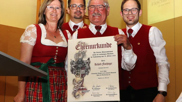 Ehrungen seitens KBV: Für 60 Jahre und somit die EHRENURKUNDE des Kärntner Blasmusikverbandes Richard Faschinger / war auch 30 Jahre Obmann des Vereines (1981-2011) Ehrenobmann der Musikkapelle Himmelberg seit 2012.