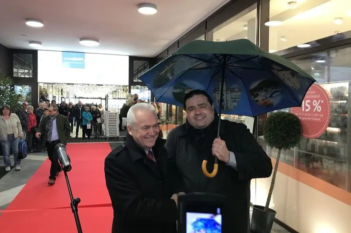 Als Geschenk gab es von der Stadtgemeinde einen Schirm.