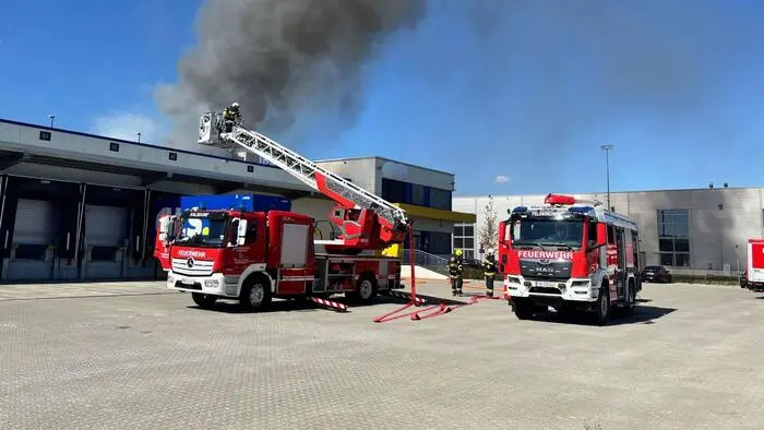 Feuer am Dach in einem Auslieferungslager in Kalsdorf: Die Freiwillige Feuerwehr Feldkirchen unterstützte die Kalsdorfer Floriani