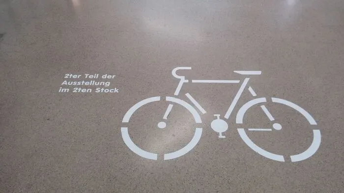 "Fahr Rad!" lautet der programmatische Titel der Ausstellung, die auf zwei Stockwerken ...
