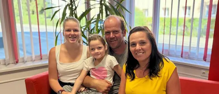 Laurena mit ihren Eltern und ihrer großen Schwester. Man hofft auf eine Lösung über Landesgrenzen hinweg