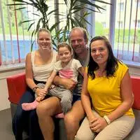 Die kleine Laurena mit ihrer Schwester Hannah sowie den Eltern Martin und Birgit Feuchter. Gemeinsam kämpft man dafür, dass Laurena eine Sonderschule in der Nähe besuchen kann