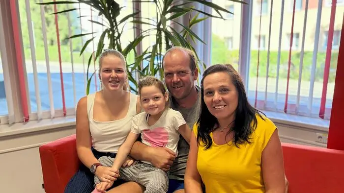 Laurena mit Mama Birgit, Papa Martin und Schwester Hannah Feuchter