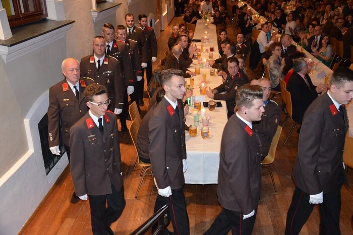 Bei Marschmusik zogen die Mitglieder der Freiwilligen Feuerwehr in den Hauptsaal ein...