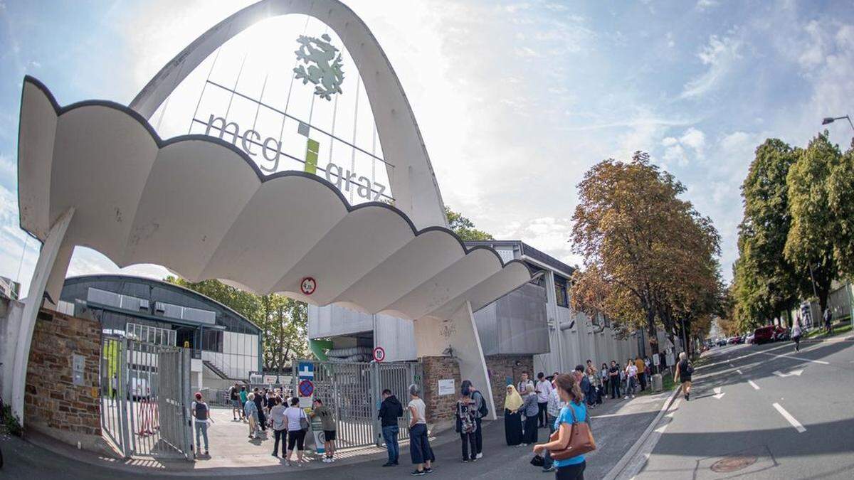 Das alte Messetor ist ab heute der neue Eingang zur neuen Test- und Impfstraße