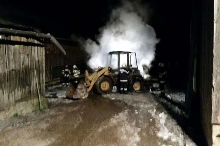 Er zog das bereits brennende Fahrzeug mit einem Traktor aus der Scheune.