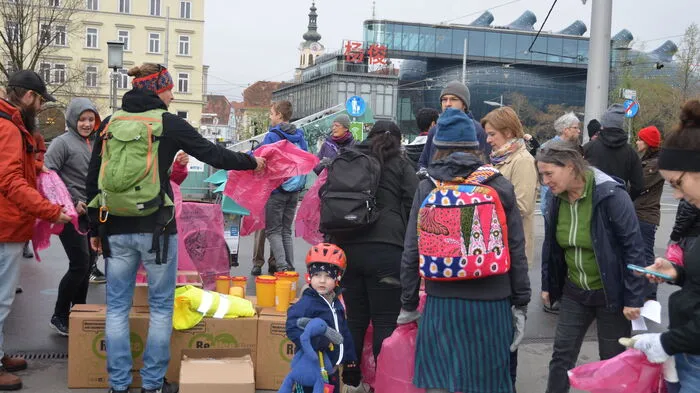 Bevor es losging, wurden alle Helfer ausgerüstet