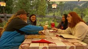 Piet, Silvia, Joyce und Susanne in einer Pizzeria in Südtirol