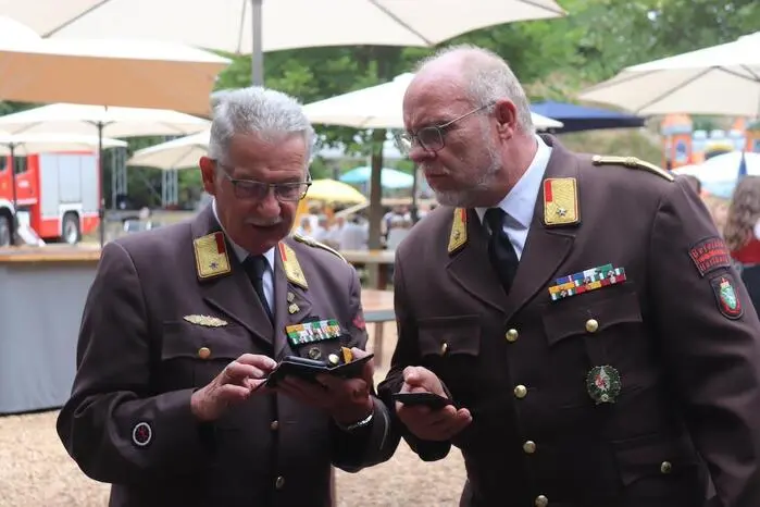 So erhielt etwa Ehrenfeuerwehrarzt Dr. Winfried Haring die Ehrenmedaille für seine 40-jährige Feuerwehrtätigkeit, Löschmeister a. D. Hermann Pichlhöfer und Hauptfeuerwehrmann a. D. Werner Raza sind sogar seit 60 Jahren mit dabei. 
