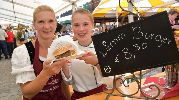 Katja Messner und Magdalena Gorgasser tischen beim 16. Glocknerlammfest in Heiligenblut Lamm-Burger auf.