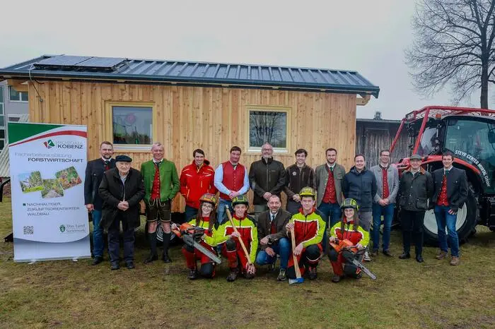 Die Hütte soll künftig als Pausen- und Aufenthaltsraum während der ganztägigen Forstpraxis im Wald dienen. 