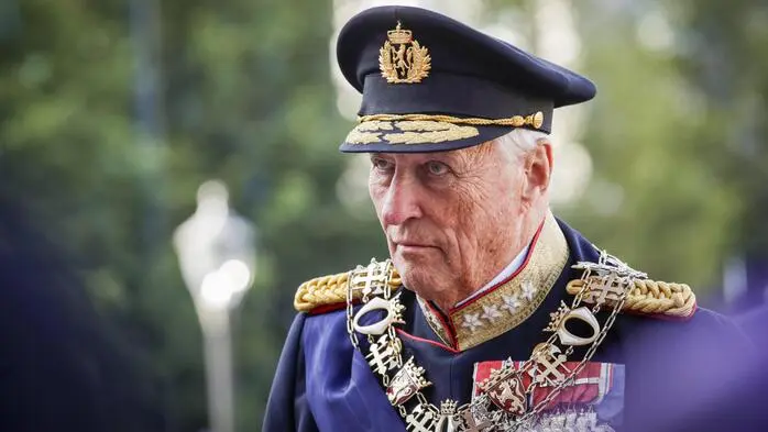 Norwegens König Harald V. muss im Krankenhaus behandelt werden