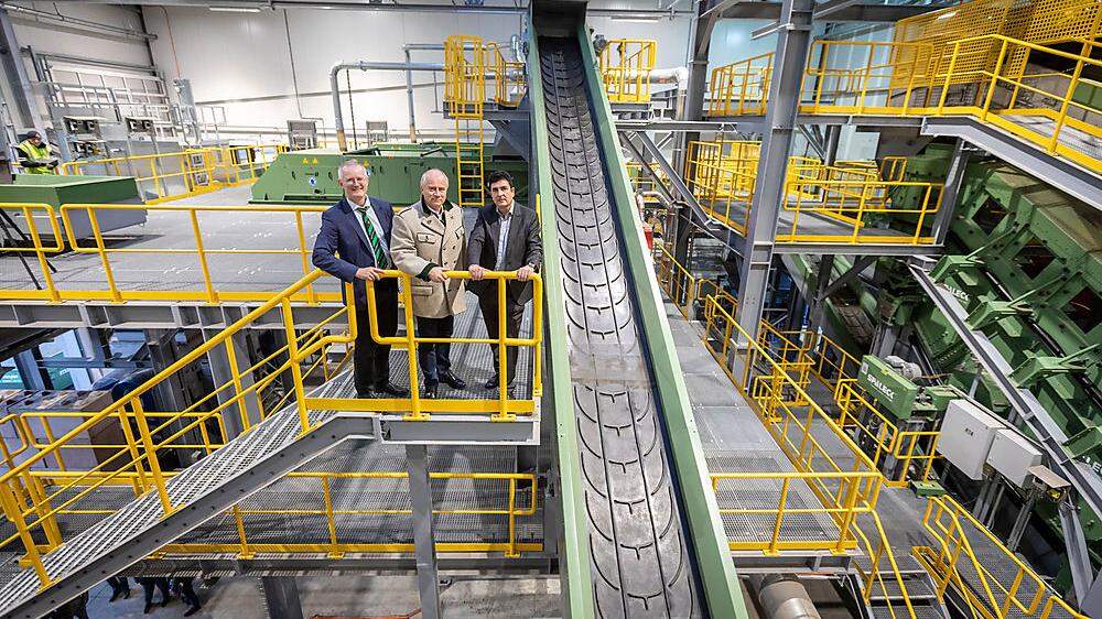 Roland Pomberger, Landesrat Johann Seitinger und Andreas Säumel (von links) bei der Eröffnung der neuen, digital gesteuerten Recyclinganlage in St. Michael
