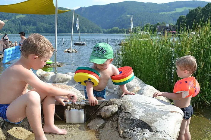 Wo bis vor 50 Jahren die Feistritz regelmäßig die Wiesen überflutete, wurde nach drei Jahren Bauzeit im Jahr 1971 der 40 Hektar große Stubenbergsee eröffnet. Österreichs größter angelegter Badesee ist gegen Eintritt rundum uneingeschränkt zum Baden zugänglich. Direkt am See liegt das 2016 eröffnete Jufa-Hotel.