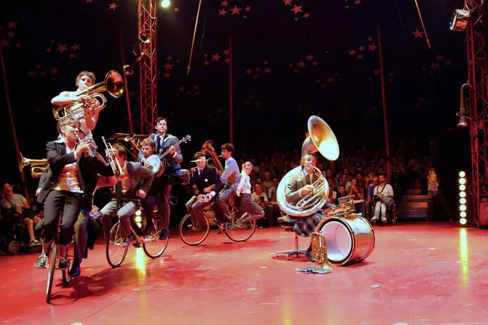 Das internationale Festival für Straßen- und Figurentheater La Strada gastiert wieder in Graz. Eintritt frei heißt es beispielsweise um 11 Uhr (Tummelplatz) und 17 Uhr (Freiheitsplatz) bei Wandering Orquestra oder um 17 und 19.30 Uhr am Hauptplatz Graz, wenn es um schöner scheitern geht. Die Compagnie Marcel et ses Drôles de Femmes schwingt sich von Trapez zu Trapez ... Das Programm für Samstag gibt es hier! 