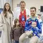 Die Familie Strong mit Kinderchirurg Christoph Arneitz | Liam (7 Monate), Steven, Kendall und Sloane Strong (5 Jahre) mit Arzt und KAC-Fan Christoph Arneitz, der die OP durchführte