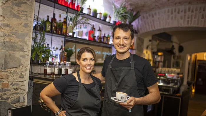 Andrea Wagner und Daniel Steuer sind bereit für die ersten Gäste in der Hafenstadt.