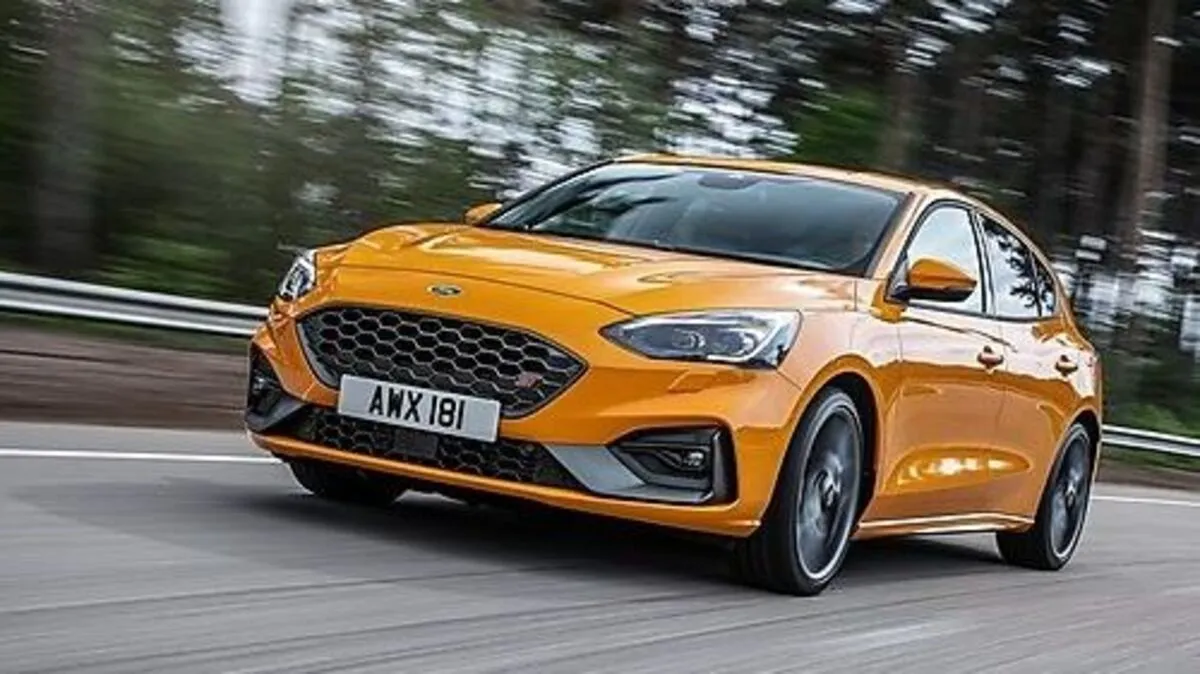 Der Ford Focus ST fährt als Fünftürer und Kombi vor