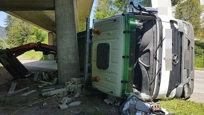 Der Lkw blieb unter der Brücke liegen