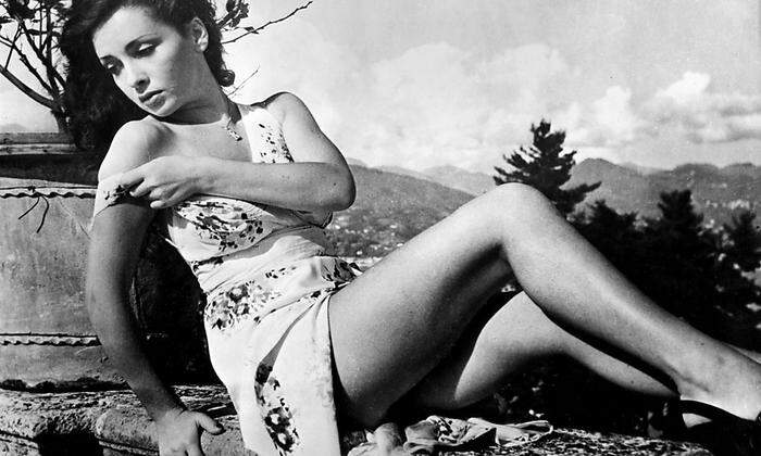 Die italienische Schauspielerin Gina Lollobrigida posiert auf einer Mauer in Italien im Jahr 1947