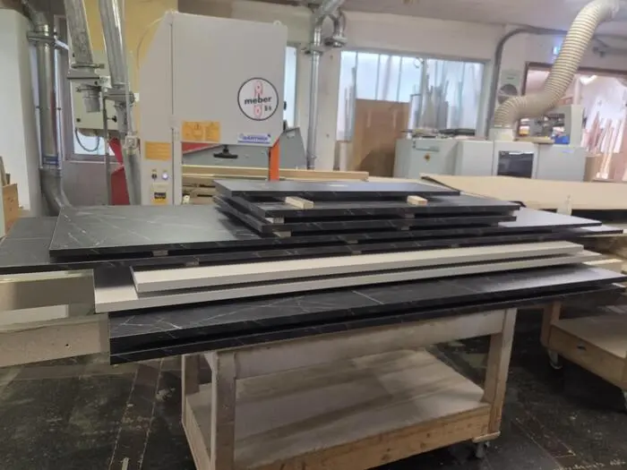 Für einen Großauftrag hat Lipp rund tausend Meter Holzplatten mit Kanten versehen