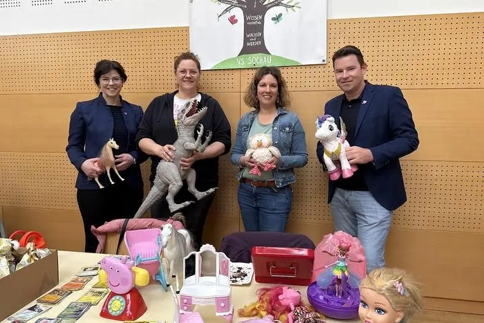 Bestens versorgt wurden die Besucher, darunter auch Ortsvorsteherin Barbara Raidl, vom Team des Elternvereins mit Obfrau Doris Koza