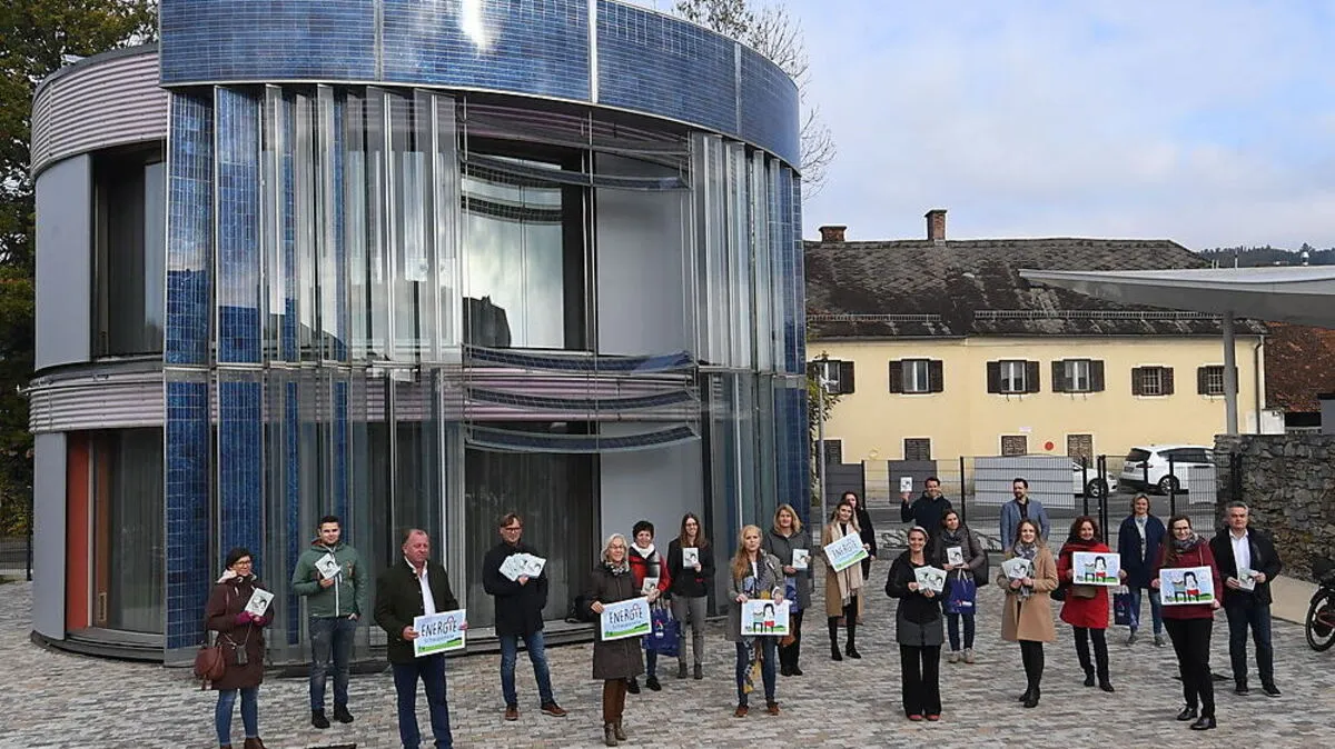 Vor dem Geminihaus, einem der 18 Energieschaupunkte, wurde das Projekt vorgestellt