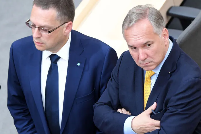 Der Misstrauensantrag ist für den Nationalrat das schärfste Mittel der Kontrolle. Nach einem Misstrauensvotum muss der Bundespräsident das betreffende Regierungsmitglied (bzw. die gesamte Regierung) des Amts entheben, ohne dass dafür eine besondere Begründung nötig wäre.