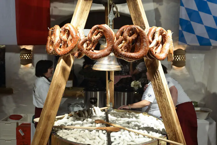 Um Punkt 20.00 Uhr brachen alle Dämme rund um den legendären Weißwurstkessel: Der "Terminator" erschien - in kariertem Hemd und Trachtensakko sowie mit seiner, in ein Dirndl gewandeten, Freundin Heather Milligan. Seit 26 Jahren wird die Weißwurstparty traditionell an jedem Freitag vor der Hahnenkamm-Abfahrt gefeiert