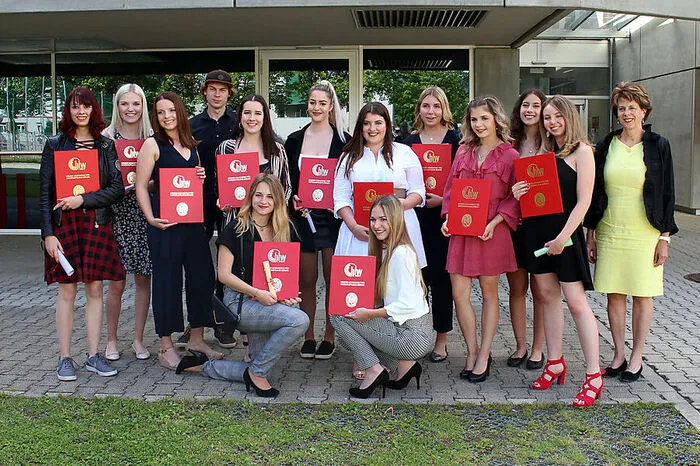 Ausgezeichneter Erfolg. Alissa Brunner und Laura OufGuter Erfolg. Marion Higer und Laura SchummiBestanden. Viktoria Brettner, Nina Greier Anja Gruber, Nadja Gstallnig, Sabrina Koch, Laura Rachoinig, Matthias Radinger und Lisa Samselnig