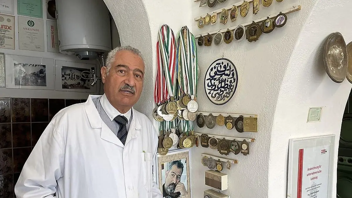 Tierpräparator Sherif Dergham feiert seinen 80. Geburtstag. Neben verschiedenen Präparaten hat er aus seiner Zeit als passionierter Sportschütze auch einige Auszeichnungen in seinem Geschäft in Bruck hängen