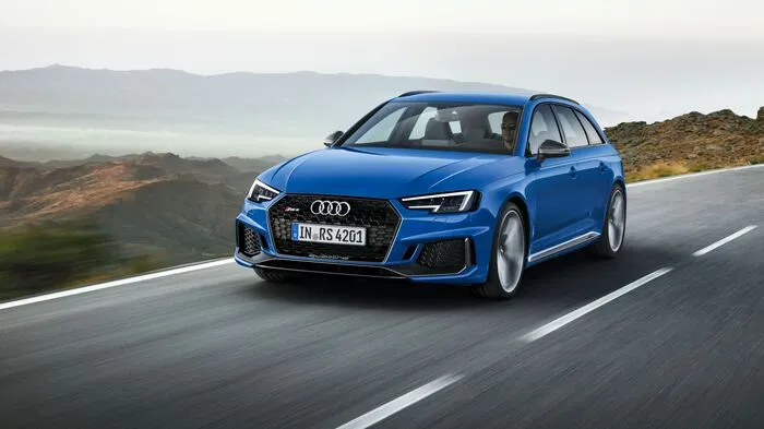Für den neuen RS4 Avant strickte den Audi den Dreiliter-Sechszylinder, bekannt aus diversen Audi- und Porsche-Modellen gründlich um. Zahlreiche Komponenten wurden verstärkt, der Hub ein wenig reduziert und die Leistung auf ebenfalls 450 Pferde aufgepumpt.