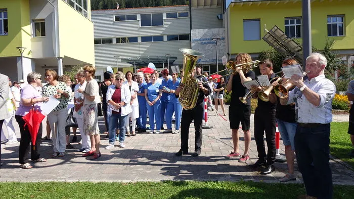 Ein Blasmusikquintett des Kalwanger Musikvereins spielte Trauermusik als die schwarze Flagge vor dem UKH Kalwang gehisst wurde.