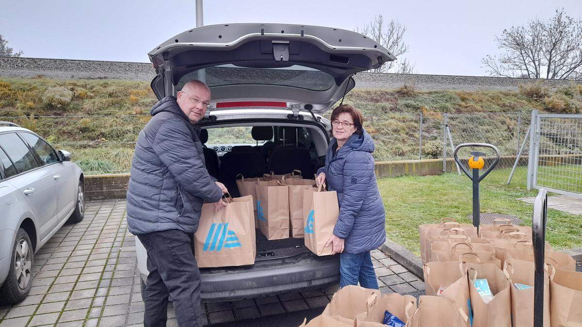 Georg Aulinger von der Caritas und Silvia Gutmann vom Sozialkreis Herzwerk beim Einpacken der Lebensmittelsackerl 