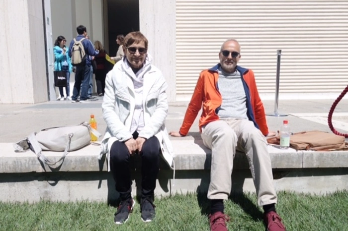 Brigitte Kowanz und Erwin Wurm ganz entspannt vor dem Österreich-Pavillon.