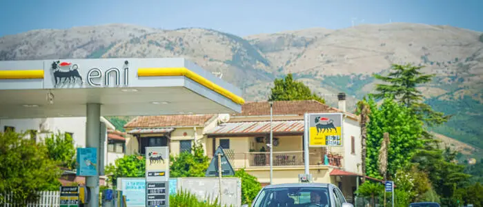 Eni will ab Montag an seinen italienischen Tankstellen für Privatkunden maximal 1,99 Euro je Liter Benzin und 2,19 Euro je Liter Diesel verlangen