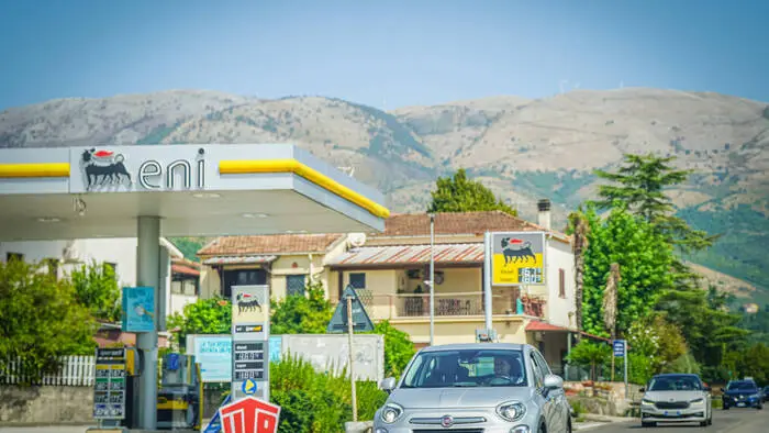 Eni will ab Montag an seinen italienischen Tankstellen für Privatkunden maximal 1,99 Euro je Liter Benzin und 2,19 Euro je Liter Diesel verlangen