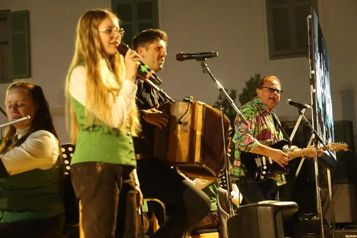 Auf dem Kirchplatz von Straden bot die Marktmusik Straden mit OPUS-Stargast Ewald Pfleger eine einzigartige Musikshow