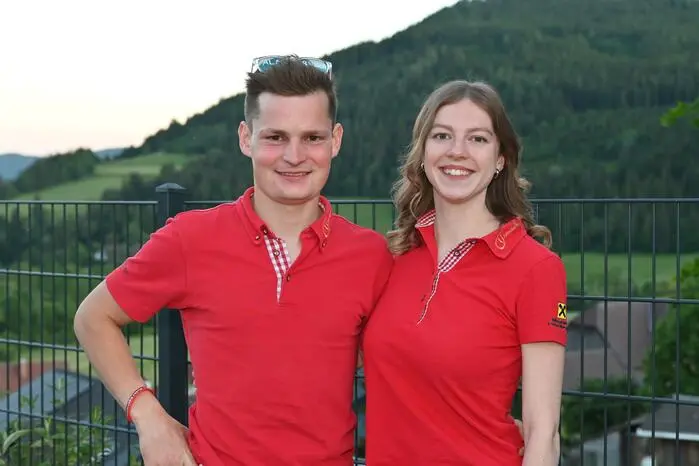 Die Obleute Philipp Eisner und Alina Bischof begrüßten die anwesenden Gäste, die örtlichen Vereine, die Feuerwehr sowie die politischen Vertreter. Mit einem Augenzwinkern beendeten sie ihre Ansprache mit den Worten: „Vielleicht geht der eine oder andere mit einem Almrausch heim.“